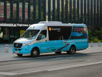 Graz. Ende 2020 wurde die <i>Verkehrsbetriebe Burgenland GmbH</i> gegründet. Ziel des Unternehmens war es, eine stabile Busverbindung zwischen Graz und dem Burgenland zu schaffen, was erfolgreich geklappt hat. Nachdem das Unternehmen bis Sommer 2021 nur mit Sprintern unterwegs war, sind mittlerweile Mercedes Tourismo nötig. Am 02.09.2021 konnte ich den Sprinter vor der Stadthalle Graz beim Fahrgastwechsel fotografieren.