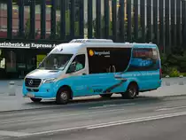 Graz. Ende 2020 wurde die <i>Verkehrsbetriebe Burgenland GmbH</i> gegründet. Ziel des Unternehmens war es, eine stabile Busverbindung zwischen Graz und dem Burgenland zu schaffen, was erfolgreich geklappt hat. Nachdem das Unternehmen bis Sommer 2021 nur mit Sprintern unterwegs war, sind mittlerweile Mercedes Tourismo nötig. Am 02.09.2021 konnte ich den Sprinter vor der Stadthalle Graz beim Fahrgastwechsel fotografieren.