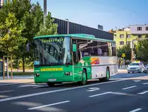 Graz. Am 26.09.2021 war es endlich soweit: Das lang angekündigte EUROSKILLS 2021 konnte stattfinden, nachdem es zweimal aufgrund der Covid-Pandemie verschoben wurde. Neben internationalen Gästen aus ganz Europa, gab es auch eine kleine Busparade, an der Sonderbusse aus ganz Österreich zu sehen waren. Den Anfang machte ein schon beinahe Youngtimer der Firma Grünerbus aus der Steiermark: Der Bus ist hier vor der Stadthalle zu sehen.