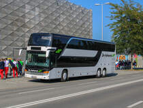 Graz. Am 26.09.2021 war es endlich soweit: Das lang angekündigte EUROSKILLS 2021 konnte stattfinden, nachdem es zweimal aufgrund der Covid-Pandemie verschoben wurde. Neben internationalen Gästen aus ganz Europa, gab es auch eine kleine Busparade, an der Sonderbusse aus ganz Österreich zu sehen waren. In der bunten Parade war unter anderem eein Setra S 431 DT von Dr. Richard aus Wien.