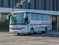 Graz. Am 26.09.2021 war es endlich soweit: Das lang angekündigte EUROSKILLS 2021 konnte stattfinden, nachdem es zweimal aufgrund der Covid-Pandemie verschoben wurde. Neben internationalen Gästen aus ganz Europa, gab es auch eine kleine Busparade, an der Sonderbusse aus ganz Österreich zu sehen waren. In der bunten Parade war unter anderem ein Setra Youngtimer der Firma Fuchs.