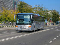 Graz. Am 26.09.2021 war es endlich soweit: Das lang angekündigte EUROSKILLS 2021 konnte stattfinden, nachdem es zweimal aufgrund der Covid-Pandemie verschoben wurde. Neben internationalen Gästen aus ganz Europa, gab es auch eine kleine Busparade, an der Sonderbusse aus ganz Österreich zu sehen waren. In der bunten Parade war unter anderem ein Setra S 419 UL von Weiss.