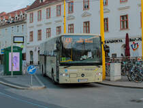 Graz. BD 14237 von Postbus steht hier am 02.10.2021 am Grazer Jakominiplatz.
