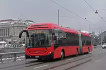 Volvo Hybrid Bus 880 überquert mit der Fahrschule die Kirchenfeldbrücke. Die Aufnahme stammt vom 06.12.2021.