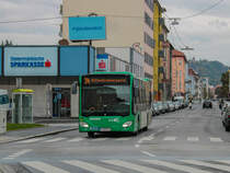 Graz. Am 10.10.2021 fand wieder der Graz Marathon statt, weshalb die Innenstadt gesperrt war und es deshalb zu großflächigen Umleitungen kam, so musste die Linie 34 bis zur Hüttenbrennergasse gekürzt werden. Wagen 111 konnte ich kurz vor dem Eintreffen bei der Endstation in der Schönaugasse fotografieren.