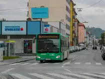 Graz. Am 10.10.2021 fand wieder der Graz Marathon statt, weshalb die Innenstadt gesperrt war und es deshalb zu großflächigen Umleitungen kam, so musste die Linie 34 bis zur Hüttenbrennergasse gekürzt werden. Wagen 111 konnte ich kurz vor dem Eintreffen bei der Endstation in der Schönaugasse fotografieren.