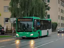 Graz. Am 10.10.2021 fand wieder der Graz Marathon statt, weshalb die Innenstadt gesperrt war und es deshalb zu großflächigen Umleitungen kam, so musste die Linie 34 bis zur Hüttenbrennergasse gekürzt werden. Wagen 111 konnte ich bei der Schleifenfahrt in der Neuholdaugasse fotografieren.