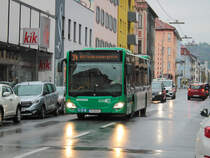 Graz. Am 10.10.2021 fand wieder der Graz Marathon statt, weshalb die Innenstadt gesperrt war und es deshalb zu großflächigen Umleitungen kam, so musste die Linie 34 bis zur Hüttenbrennergasse gekürzt werden. Wagen 80 konnte ich kurz vor dem Eintreffen bei der Endstation in der Schönaugasse fotografieren.