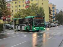 Graz. Am 10.10.2021 fand wieder der Graz Marathon statt, weshalb die Innenstadt gesperrt war und es deshalb zu großflächigen Umleitungen kam, so musste die Linie 66 bis zur Hüttenbrennergasse gekürzt werden. Wagen 15812 konnte ich beim Einbiegen in die Fröhlichgasse ablichten.