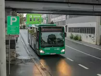 Graz. Am 10.10.2021 fand wieder der Graz Marathon statt, weshalb die Innenstadt gesperrt war und es deshalb zu großflächigen Umleitungen kam, so musste die Linie 34 bis zur Hüttenbrennergasse gekürzt werden. Wagen 80 konnte ich bei der Eisenbahnüberführung Neuholdaugasse fotografieren.