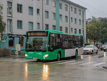 Graz. Am 10.10.2021 fand wieder der Graz Marathon statt, weshalb die Innenstadt gesperrt war und es deshalb zu großflächigen Umleitungen kam, so musste die Linie 34 bis zur Hüttenbrennergasse gekürzt werden. Wagen 111 konnte ich beim Einbiegen in die Fröhlichgasse fotografieren.