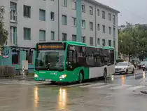 Graz. Am 10.10.2021 fand wieder der Graz Marathon statt, weshalb die Innenstadt gesperrt war und es deshalb zu großflächigen Umleitungen kam, so musste die Linie 34 bis zur Hüttenbrennergasse gekürzt werden. Wagen 111 konnte ich beim Einbiegen in die Fröhlichgasse fotografieren.