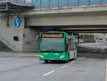 Graz. Am 12.10.2021 nahm ich die Gelegenheit, um noch ein letztes Mal die Linie 85 ausgiebig zu fotografieren, da einen Monat später diese eingestellt wurde. Vom Schlechtwetter ließ ich mich nicht abschrecken, durch dieses kamen zusätzliche Stellen in Betracht die bei Sonnenschein nicht umsetzbar gewesen wären. Dieses Bild von Wagen 95 entstand bei der Ankunft in Don Bosco.