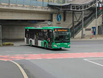 Graz. Am 12.10.2021 nahm ich die Gelegenheit, um noch ein letztes Mal die Linie 85 ausgiebig zu fotografieren, da einen Monat später diese eingestellt wurde. Vom Schlechtwetter ließ ich mich nicht abschrecken, durch dieses kamen zusätzliche Stellen in Betracht die bei Sonnenschein nicht umsetzbar gewesen wären. Dieses Bild von Wagen 95 entstand beim Verlassen der Schleife Don Bosco.