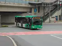 Graz. Am 12.10.2021 nahm ich die Gelegenheit, um noch ein letztes Mal die Linie 85 ausgiebig zu fotografieren, da einen Monat später diese eingestellt wurde. Vom Schlechtwetter ließ ich mich nicht abschrecken, durch dieses kamen zusätzliche Stellen in Betracht die bei Sonnenschein nicht umsetzbar gewesen wären. Dieses Bild von Wagen 95 entstand beim Verlassen der Schleife Don Bosco.