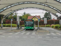 Graz. Am 12.10.2021 nahm ich die Gelegenheit, um noch ein letztes Mal die Linie 85 ausgiebig zu fotografieren, da einen Monat später diese eingestellt wurde. Vom Schlechtwetter ließ ich mich nicht abschrecken, durch dieses kamen zusätzliche Stellen in Betracht die bei Sonnenschein nicht umsetzbar gewesen wären. Dieses Bild von Wagen 116 entstand im Busbahnhof Don Bosco.