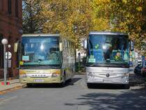 Graz. Während der Steirischen Herbstferien, fanden Bauarbeiten auf der Steirischen Ostbahn statt. Aus diesem Grund, richtete die ÖBB einen Schienenersatz zwischen Graz und Gleisdorf bzw. Weiz ein.
Fokus der Fotografen war der PT 12614: Das PT-Kennzeichen (Abkürzung für Postauto) wird Österreichweit seit 2005 nicht mehr benutzt. Dies ist auch ein Hinweis darauf, dass der Bus ziemlich alt sein muss, was auch der Fall ist: Der PT 12614 ist der älteste Postbus der Steiermark, und einer der ältesten in ganz Österreich. Vom Setra S 415 GT-HD gab es zwei Stück, der andere Bus dieser Type wurde Anfang 2020 abgestellt.