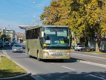 Graz. Während der Steirischen Herbstferien, fanden Bauarbeiten auf der Steirischen Ostbahn statt. Aus diesem Grund, richtete die ÖBB einen Schienenersatz zwischen Graz und Gleisdorf bzw. Weiz ein.
Fokus der Fotografen war der PT 12614: Das PT-Kennzeichen (Abkürzung für Postauto) wird Österreichweit seit 2005 nicht mehr benutzt. Dies ist auch ein Hinweis darauf, dass der Bus ziemlich alt sein muss, was auch der Fall ist: Der PT 12614 ist der älteste Postbus der Steiermark, und einer der ältesten in ganz Österreich. Vom Setra S 415 GT-HD gab es zwei Stück, der andere Bus dieser Type wurde Anfang 2020 abgestellt.