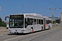 Mercedes Citaro 851 mit der Werbung für Energie Schweiz.ch, auf der Linie 10, überquert die Kornhausbrücke. Die Aufnahme stammt vom 05.08.2013.