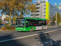 Graz. Während der Steirischen Herbstferien, fanden Bauarbeiten auf der Steirischen Ostbahn statt. Aus diesem Grund, richtete die ÖBB einen Schienenersatz zwischen Graz und Gleisdorf bzw. Weiz ein.
Ein Mercedes Citaro LE der Steiermarkbahn ist hier beim einbiegen in den Ostbahnhof zu sehen.