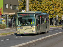 Graz. Während der Steirischen Herbstferien, fanden Bauarbeiten auf der Steirischen Ostbahn statt. Aus diesem Grund, richtete die ÖBB einen Schienenersatz zwischen Graz und Gleisdorf bzw. Weiz ein.
BD 13880 ist hier in der Conrad-von-Hötzendorf-Straße zu sehen.