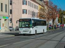 Graz. Während der Steirischen Herbstferien, fanden Bauarbeiten auf der Steirischen Ostbahn statt. Aus diesem Grund, richtete die ÖBB einen Schienenersatz zwischen Graz und Gleisdorf bzw. Weiz ein.
BD 14948 ist hier am Schönaugürtel zu sehen.