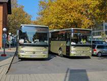 Graz. Während der Steirischen Herbstferien, fanden Bauarbeiten auf der Steirischen Ostbahn statt. Aus diesem Grund, richtete die ÖBB einen Schienenersatz zwischen Graz und Gleisdorf bzw. Weiz ein.
Zwei Mercedes Integros sind hier vor dem Ostbahnhof zu sehen.