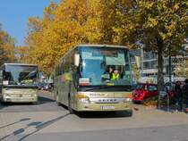 Graz. Während der Steirischen Herbstferien, fanden Bauarbeiten auf der Steirischen Ostbahn statt. Aus diesem Grund, richtete die ÖBB einen Schienenersatz zwischen Graz und Gleisdorf bzw. Weiz ein.
Fokus der Fotografen war der PT 12614: Das PT-Kennzeichen (Abkürzung für Postauto) wird Österreichweit seit 2005 nicht mehr benutzt. Dies ist auch ein Hinweis darauf, dass der Bus ziemlich alt sein muss, was auch der Fall ist: Der PT 12614 ist der älteste Postbus der Steiermark, und einer der ältesten in ganz Österreich. Vom Setra S 415 GT-HD gab es zwei Stück, der andere Bus dieser Type wurde Anfang 2020 abgestellt.