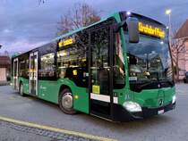 BERNMOBIL MB C2 hybrid 163  BE 723 163  mit neuer Vollwerbung für Vaudoise Versicherungen am 4.1.22 beim Bahnhof Wichtrach.