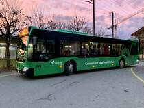 BERNMOBIL MB C2 hybrid 163 mit Vaudoise Vollwerbung am 4.1.22 beim Bahnhof Wichtrach.