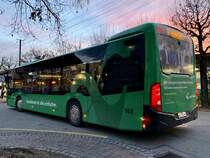 Heckansicht des BERNMOBIL MB C2 hybrid 163 mit Vaudoise Vollwerbung am 4.1.22 beim Bahnhof Wichtrach.