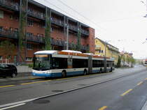 VBZ Nr. 80 (Hess Lightram 3 BGGT-N2C) am 6.10.2021 beim Bhf. Altstetten