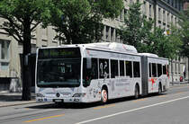 Mercedes Citaro 851 mit der Werbung für Energie Schweiz.ch, auf der Linie 10, fährt durch die Bundesgasse. Die Aufnahme stammt vom 17.06.2013.