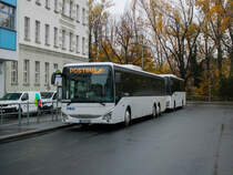 Graz. Im Sommer 2021 wurde der Korridor Graz Ries für den Regiobusverkehr ausgeschrieben. Die Ausschreibung hat die ÖBB Postbus AG gewonnen, für den Einsatz auf den neuen Linien konnten allerdings leider die bestellten Busse der Typen IVECO Crossway LE und Mercedes-Benz NEW Intouro nicht rechtzeitig ausgeliefert werden. Au diesem Grund entschied man sich, neben gebrauchten Bussen aus ganz Österreich sich auch drei IVECO Crossway LE 15m von einem Busverleih aus Ulm auszuleihen. Der Postbus UL CW 1010 ist hier am Andreas-Hofer-Platz zu sehen.