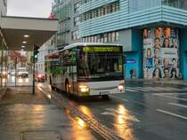 Graz. Der Watzke W4095 hat hier soeben den Andreas-Hofer-Platz verlassen und fährt als Linie 671 nach Feldkirchen.