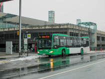 Graz. Am 05.12.2021 verlässt hier Wagen 125 als Linie 74 die Haltestelle Murpark in Fahrtrichtung Dörfla.