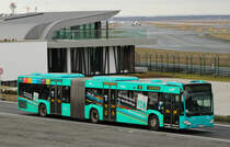 ICB Ex VGF F-VG 2425 mit einer Werbung für die Hochschule FOM in Frankfurt als X77 nach Frankfurt Südbahnhof, 5. Januar 2022, Frankfurt (Main) Flughafen