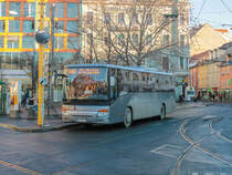 Graz. Der Wieselbus W4798 steht am 16.12.2021 abfahrbereit am Jakominiplatz.
