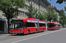 Die beiden Volvo Busse 811, auf der Linie 6B und 810, auf der Linie 19, fahren durch die Bundesgasse. Die Aufnahme stammt vom 17.06.2013.