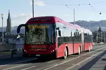 Volvo 7900 Hybrid 883 von BERNMOBIL am 26.2.22 auf der Kornhausbrücke.
