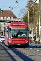 Volvo 7900 Hybrid 881 von BERNMOBIL am 26.2.22 auf der Kornhausbrücke.