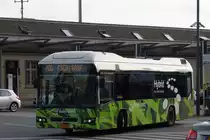 SL 3350, Volvo 7700 Hybrid von Sales Lentz, verlsst die Bushaltestelle am Bahnhof von Luxemburg. 09.11.2015
