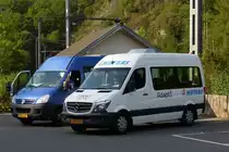 AM 5553, Mercedes Benz Sprinter von Autocars Meyers und ein weiterer Kleinbus warten am Bahnhof von Kautenbach auf die Ankunft der Zge. 28.08.2017