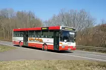 Bus Rheinland-Pfalz: Mercedes-Benz O 407 (BIR-WR 96) vom Omnibusbetrieb Westrich Reisen GmbH, aufgenommen im März 2022 in der Nähe von Herrstein, einer Ortsgemeinde im Landkreis Birkenfeld.
