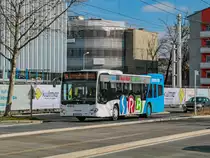 Graz. Eilig hat man es am Sonderkurs am 34er: An Schultagen wird auf der Linie 34 nachmittags ein  Sonderkurs  statt über die normale Strecke über die Haltestelle Eisstadion geführt. Diesen Kurs konnte ich am 09.03.2022 beim Ostbahnhof aufnehmen. Lieder findet sich hier auf der Route bei Sonnenlicht keine geeignete Stelle, zudem musste der Bus mit einer langsamen Verschlusszeit fotografiert werden wegen der Sichtbarkeit der Matrix, dadurch entstand ein Mitzieher-Effekt an der Front, wenn es auch ein ganz schlechter ist.