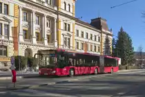 Innsbruck: Schienenersatzverkehr für die Straßenbahnlinie 1 (Linie 1SE), Bus Nr. 432 der Innsbrucker Verkehrsbetriebe an der Hst. Bundesbahndirektion. Aufgenommen 10.3.2022.
