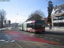 Nr. 338 ''Gr�zepark'' f�hrt am 15.2.09 am Bahnhof Oberwinterthur vorbei. Dies ist der wohl einfallsloste und langweiligste Vollwerbebus den ich je gesehen habe. Und zu allem �bel sind auch noch die Fenster verklebt, zwar nur mit sogenannten Halblochfolien, aber es ist dennoch unangenehm in diesem Bus zu fahren.
