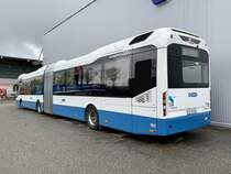 Heckansicht des Volvo 7900 Hybrid 190 der VBZ am 31.3.22 bei Volvo in Münchenbuchsee.
