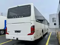 Heckansicht einer Setra 415 UL ex CJ? am 2.4.22 bei Interbus Kerzers.