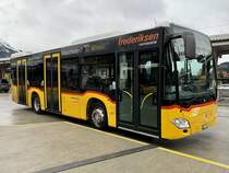 Der MB C2 K '11217' von PostAuto Regie Interlaken hat nach über 3 Jahren seit der Ablieferung auch noch eine Werbung erhalten, am 8.4.22 beim Bahnhof Interlake  West.